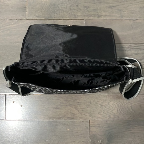 NWT Y2K Vintage 2002 Hello Kitty Graffiti Messenger Bag / Purse - Picture 4 of 6